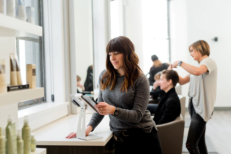 Woman-holding-a-tablet-salon